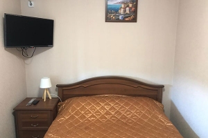 Двуспальная кровать в номере